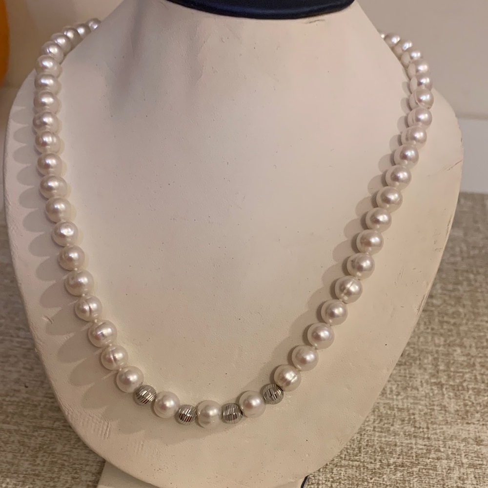 Elegant Pearl Necklace with Silver Accents